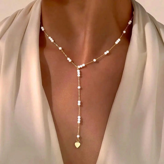 Y-Shape Perlen-Halskette aus Gold mit zarten Perlen und kleinem Herzanhänger, elegantes Schmuckstück für Damen