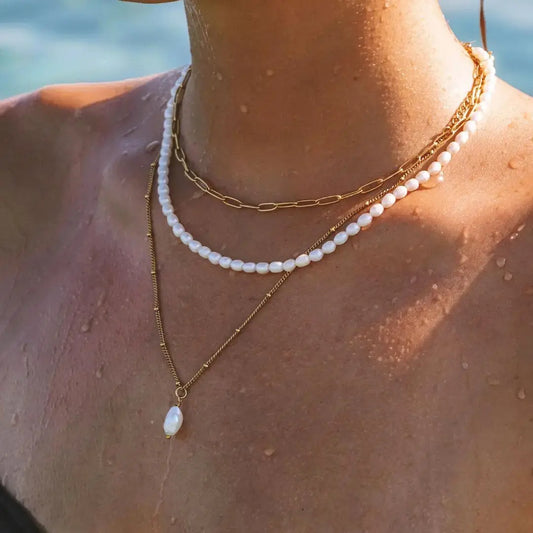 Eleganter Perlen-Choker mit Naturperlen und goldfarbenen Ketten, ideal für besondere Anlässe und stilvolle Looks.
