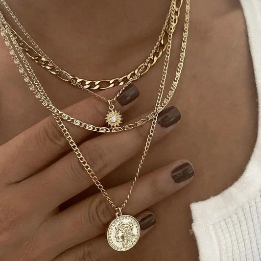 Goldfarbene Lagenkette Sunny Coin mit Münz- und Sonnenanhänger, elegant und stilvoll, perfektes Geschenk