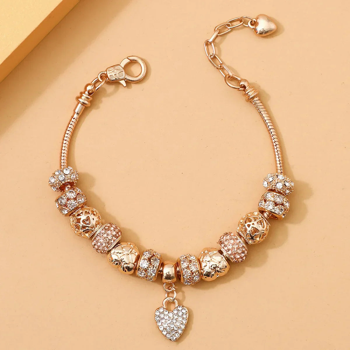 Elegantes goldfarbenes Armband EternalBond mit funkelnden Schmucksteinen und Herzanhänger